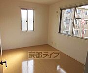 出窓があるのでお部屋が明るいです。