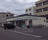 ファミリーマート太秦丸太町店まで365m 広い駐車場が特徴のコンビニです。丸太町通り沿いにございます。