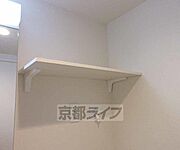 洗濯機置き場上の収納棚です・