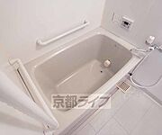 追炊き、手すり付きのゆったりバスタブ