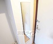 姿見が玄関にございます。