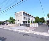 上狛小学校まで575m