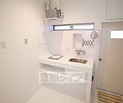 白基調のおしゃれなキッチンです。