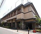 下京中学校まで721m キレイな外観の小学校です