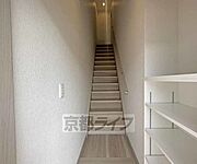 一階から階段上がってお部屋へ