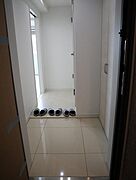 206号室モデルです。床・建具の色合いは異なります。