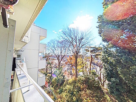 ≪住戸からの眺望≫　青・緑・白のコントラスト！澄んだ青い空のたもと、豊かな緑が織りなす時間、表情豊かに四季折々の景観を楽しませてくれるでしょう。　【府中サンライズヒル】