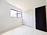 寝室：≪1号棟　居室≫各部屋に収納も完備されるため、部屋もしっかり片付きそうですね♪　【府中市新町2丁目】