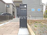 宅配ボックス【東久留米市滝山4丁目】 玄関には不在時でも荷物が受け取れる宅配ボックスがございます。帰りが遅くなりそうな時も受け取り時間の心配がなく、再配達の手間も省けるので便利です。