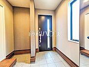 玄関は土間収納付きなので、ペット用品やスポーツ用品・ベビーカーなど、外で使用し汚れているものをお家に上げることなく保管することができます。 【東久留米市滝山4丁目】