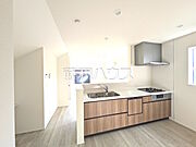 キッチン　【日野市東平山2丁目】開放感ある対面式キッチンに立てば、リビングで寛ぐ家族の表情を確認することができます。