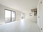 LDKには大きな窓が施され、明るさと通風を確保した快適な空間です。 　【朝霞市浜崎4丁目】