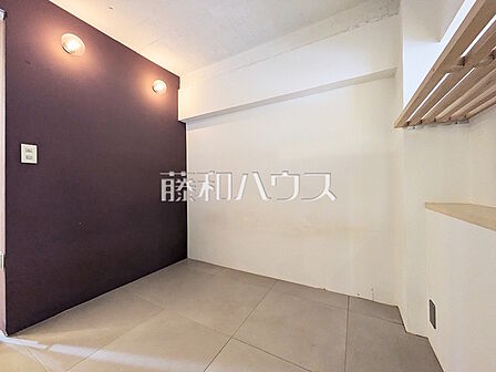 居室 【ニューミタカマンション】落ち着いた色合いとミニマルなデザインでまとめられ、大人っぽくリラックスできる上質な空間になっています。