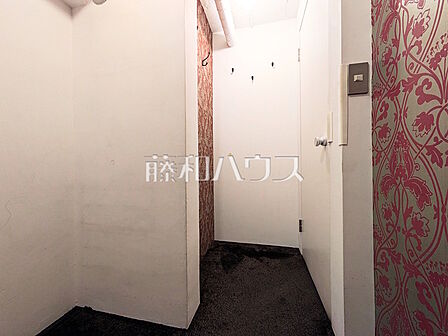 納戸 【ニューミタカマンション】納戸は窓が控えめで日光の影響を受けにくく、洋服や本の日焼けを気にせず保管することができます。