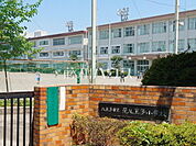 八王子市立元八王子小学校 (520m)