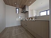 ≪1号棟　キッチン≫ご家族やお友達とのお食事やティータイムを楽しめる対面キッチン。お食事やお茶の準備をしながらでも、自然と会話の輪が広がります。　【稲城市平尾2丁目】