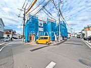 接道状況および現場風景　【東大和市狭山4丁目】 周辺環境はもちろん日当たりや設備仕様など実際に行ってみないと分からないことも多くございます。営業担当がご案内いたしますので、お気軽にお問い合わせください