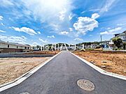 接道状況および現場風景　【八王子市小宮町】 見学はしたいけど、なかなか時間が取れない・・・そんな方に出勤前や仕事終わりにマイホームを見学できるサポートをいたします。