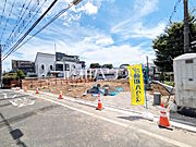 ≪現地外観≫京王線「つつじヶ丘」駅 徒歩5分！この恵まれたロケーションによる幸福感は、毎朝の通勤時にしっかりと感じられるのではないでしょうか。【調布市西つつじケ丘4丁目】