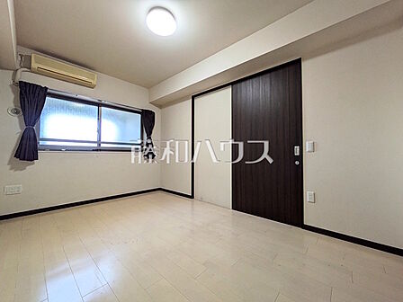 ≪居室≫木目が美しいウッディなフローリングの居室は、穏やかで心安らぐ空間となるでしょう。　【レクセル府中西府】