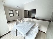 カウンターキッチン越しでの会話が、家族団らんのスタートです。 　【和光市下新倉4丁目】
