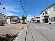 接道状況および現場風景　【日野市万願寺4丁目】 前面道路は約12mと広いですが、しっかりと歩道がありますので歩行者も安心して通れます。