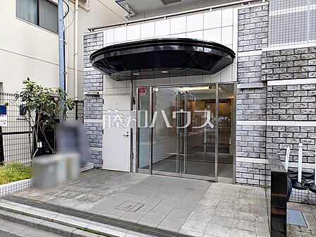 エントランス 【ラグジュアリーアパートメント東中野】上質感漂うエントランスは居住者の帰り、訪れる方を優しく迎える、安らぎに満ちた空間を予感させます。