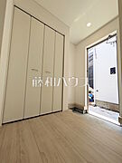 ≪2号棟　玄関≫自然光を取り入れ明るい空間になるよう設計された玄関です。【府中市本宿町1丁目】