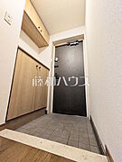 ≪玄関≫「住まいの顔」とも言われ、家全体のイメージを左右する重要な玄関スペース。お気に入りのインテリア用品や小物などで素敵な空間に彩ってみませんか。【藤和シティコープ府中朝日町】