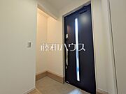 その他内観　【日野市日野台4丁目】玄関にはベビーカーやゴルフバッグなど大きなものも置ける土間収納がございます。