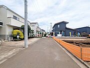 接道状況および現場風景　【東久留米市本町4丁目】 見学はしたいけど、なかなか時間が取れない・・・そんな方に出勤前や仕事終わりにマイホームを見学できるサポートをいたします
