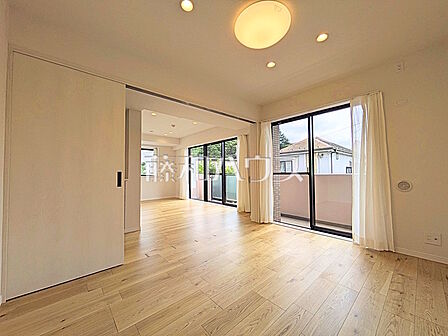 ≪居室≫バルコニーへダイレクトに出られる居室には季節を感じられる嬉しい空間があります。 【レクセルマンション府中】