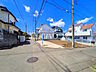 外観：接道状況および現場風景　【小平市小川町1丁目】 お住まい探しは、家の良し悪しだけでなく周辺環境も重要なポイントです。ぜひ一度お客様の目でご覧ください。　
