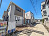 外観：接道状況および現場風景　【日野市大字日野】季節を問わず賑わいをみせる街を背景に広がる住宅エリア。天高い青空を見上げて建つ姿は、静かな住宅街に溶け込みながらやさしい香りを放つことでしょう。