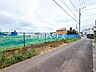 外観：接道状況および現場風景　【東久留米市下里2丁目】周辺は落ち着いた雰囲気の住宅地で、小さなお子様がいるご家庭も安心です