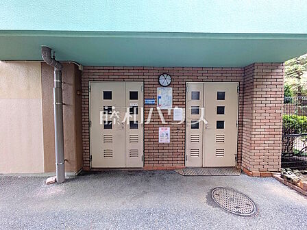 ゴミ置き場　【エンゼルブレッサ武蔵野国領】 専用のゴミ置き場があるため、いつでも自由にゴミを捨てに行けます。