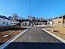 外観：接道状況および現場風景　【日野市東豊田1丁目】 我が家に合った暮らしを追及できるフリープランの建築条件付き土地で、夢のマイホームを建築してみませんか？