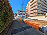 外観：接道状況および現場風景　【国分寺市本町4丁目】