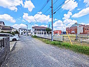 接道状況および現場風景　【小平市大沼町4丁目】周辺環境はもちろん、日当たりや設備仕様など、実際に行ってみないと分からないことも多くございます。担当がご案内いたしますので、お気軽にお問い合わせください。