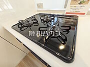 1号棟　コンロ・グリル　【調布市緑ケ丘1丁目】 フラットな表面で汚れも拭きとりやすく、お掃除が簡単な3口ガラストップコンロ