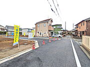 接道状況および現場風景　充実した新たな生活を、「あったらいいな」がある、この地から始めてみませんか？鮮やかな青空と暮らすこの土地で・・・。【立川市栄町2丁目】