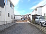 外観：現地写真　【所沢市狭山ケ丘2丁目】 道路から奥まった住まいは、車や人通りも気にならずプライバシーの確保された住空間を保つことができます。