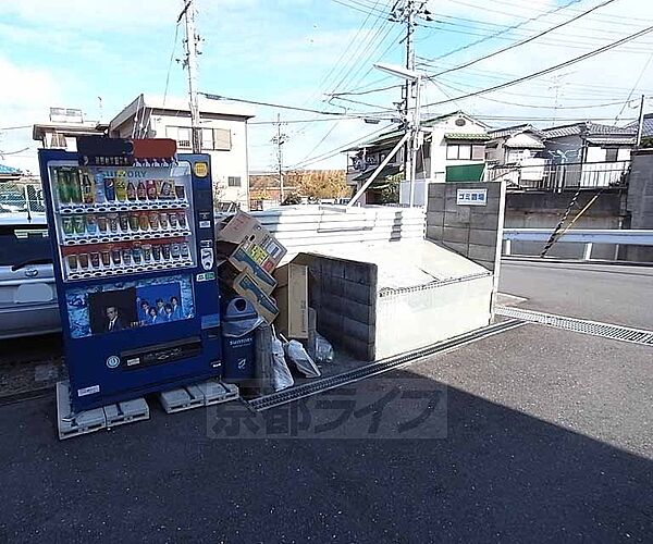 画像12:ゴミ捨て場・自動販売機です。