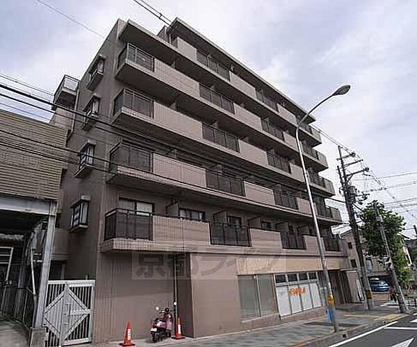 画像2:桃山エリアのしっかりとしたマンション。