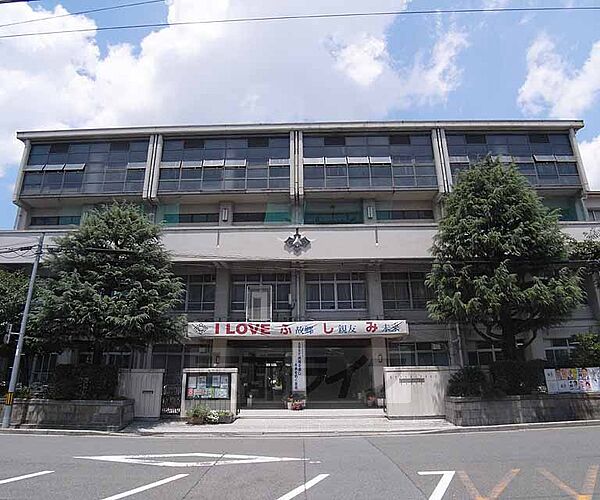 画像19:伏見中学校まで2004m 活気のある中学校です。