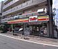 周辺：デイリーヤマザキ伏見墨染店まで115m スーパー等も近くにあります。