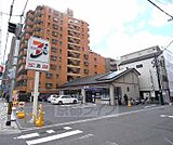 セブンイレブン 京都出世稲荷前店まで115m ガレージ広々、交差点の角で出入りしやすいですよ。