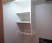キッチン用品などのちょっとした収納に便利なスペースです・