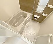 アクセントクロスがお洒落な浴室です。