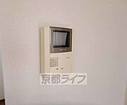 鍵をかけたまま訪問者と会話ができます